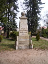 EE-Herzbg-Friedhf-Kriegerdenkmal-2012.jpg
