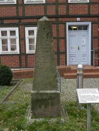 HVL-Nauen-Rathauspl2-Obelisk-BRi-2020.jpg