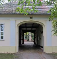 HVL-Rathenow-AmAltenHafen-Friedhof-Torhaus-MC-2019.jpg