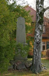 LDS-Niederlehme-KarlMarxStr74-Kriegerdenkmal-BRi-2021.jpg