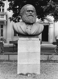 OPR-Neurup-KarlMarx-Büste_1995.jpg