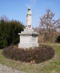 SPN-GrossOssnig-OssnigerDorfstr3-Kriegerdenkmal-MM-2022.jpg